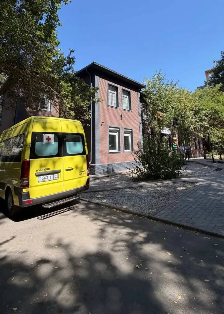 Автомобиль бригады New Life Medical Centre на выезде к пациенту в Алматы